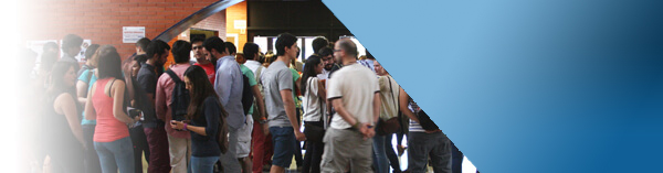 Estudiantes en el hall de la UAX